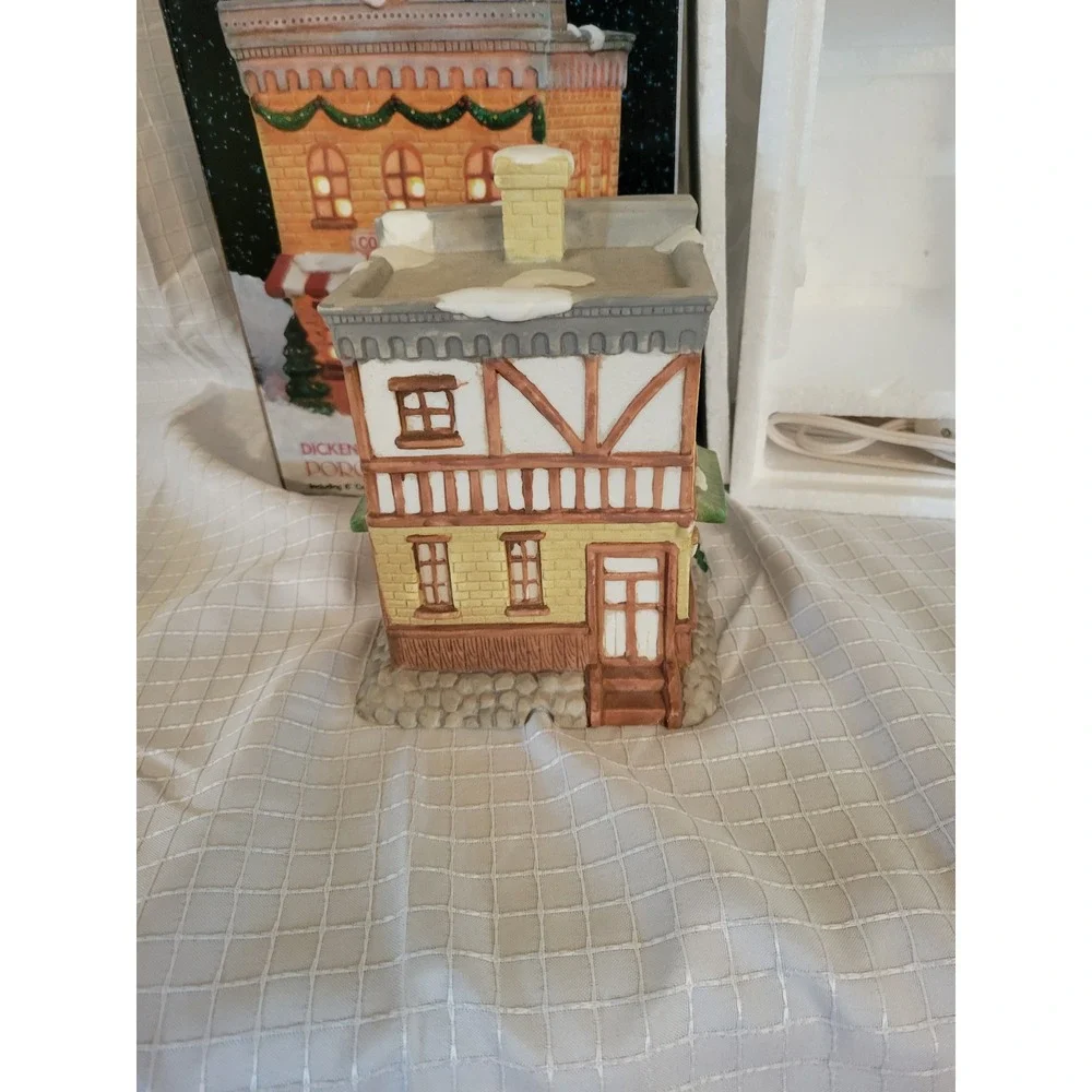 Holiday Expressions Dickens Collectables Porcelain Lighted Coffee Shop Village